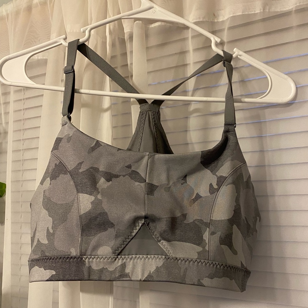 Athleta Women’s racerback bra, camo design with mesh back design. Xl